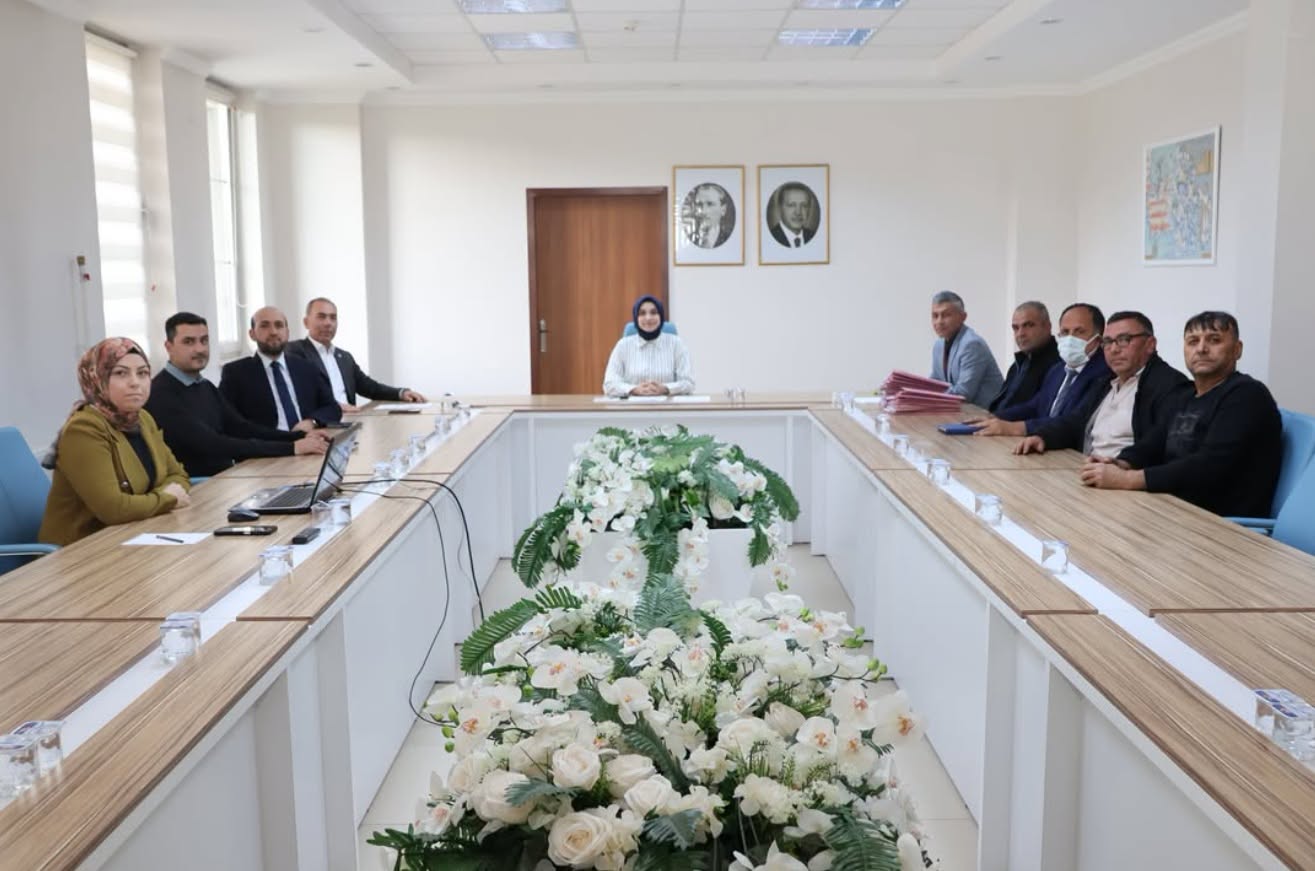 Belediye Başkanımız Sayın Doğan MUTLU, Kaymakamımız Sayın Şeyma Nur ARIKAN başkanlığında gerçekleştirilen Sosyal Yardımlaşma ve Dayanışma Vakfı Mütevelli Heyeti Toplantısı’na katıldı. 